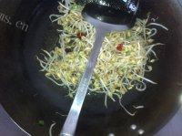 鲜美的素炒豆芽做法图解4)