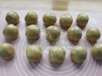 自制广式豆沙月饼做法图解9)