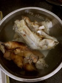 美味的红焖猪蹄做法图解2)