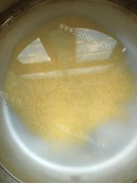香气浓郁的小米粥做法图解2)