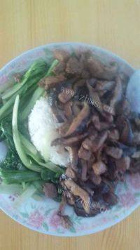 自己做的香菇卤肉饭