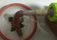 色香味俱全的麻辣香肠做法图解4)