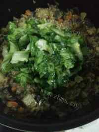 简单易做香菇土豆肉丁焖饭做法图解11)