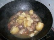 土豆红烧肉的做法图解七