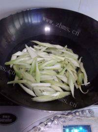 香气逼人的西芹炒肉片做法图解2)