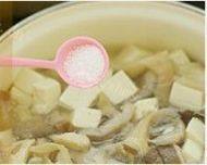 家常菜咸肉豆腐汤做法图解8)