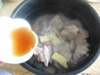 美味的冬瓜薏米炖猪脚做法图解7)