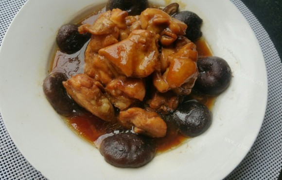 美味营养的香菇蒸鸡腿