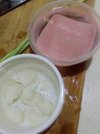 鲜美的腰果杂蔬番茄盅做法图解2)