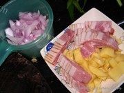 美味的洋葱马铃薯炒培根做法图解1)