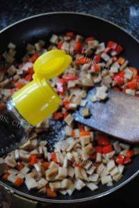 营养美味的大头菜炒毛豆做法图解9)