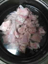 土豆炖排骨做法图解4)