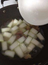 好喝的咸肉冬瓜汤做法图解7)