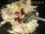 家常菜白菜炒平菇做法图解7)
