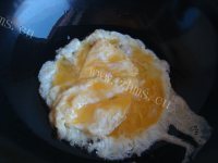 美味的鸡蛋炒洋葱木耳的做法图解二