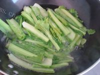 美味的豆豉鲮鱼拌小白菜做法图解2)