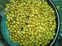 美味的黑芝麻核桃豆浆做法图解2)