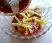 美味的香菇木耳蒸鸡做法图解5)