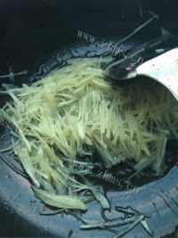 土豆丝莴笋丝炒饼做法图解5)