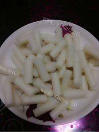 辣白菜炒年糕条做法图解1)