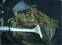 家常茄子炒芹菜做法图解7)