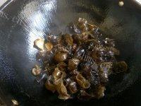 易做的木耳炒肉做法图解5)