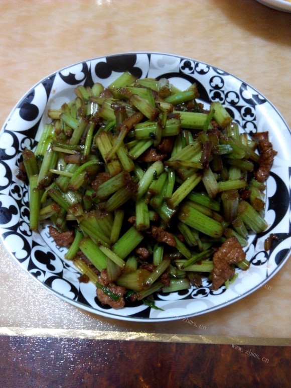色香味浓的芹菜炒肉