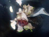 易做的香辣花菜炒肉片做法图解8)
