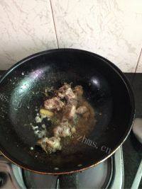 家常菜排骨炖芋头做法图解4)