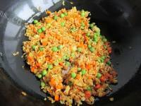 美味的咖喱蛋炒饭做法图解9)
