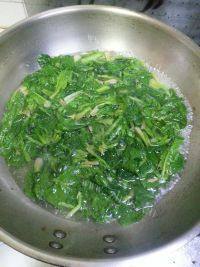 清淡的蒜泥菠菜做法图解2)