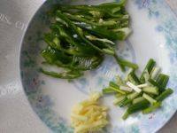 简单易做的芹菜炒肉丝做法图解3)