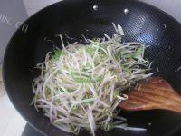 简单的素炒绿豆芽做法图解3)