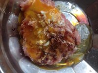 好吃的鲜肉莲藕丸子做法图解3)