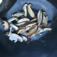 家常菜香菇炒油菜做法图解3)