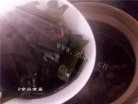 美味的排骨海带汤做法图解7)