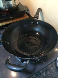 家常菜腊肠炒西兰花做法图解5)