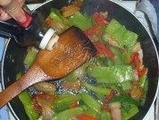 家常菜腊肉炒莴苣做法图解7)