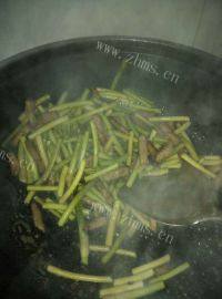 家常菜蒜苔肉丝做法图解4)
