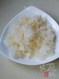 滋补的雪梨银耳红枣汤做法图解2)