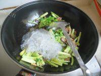 家常菜芹菜炒粉做法图解8)