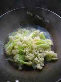 鲜香腊里脊肉炒花菜做法图解2)