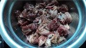 美味的栗子焖鸭做法图解1)