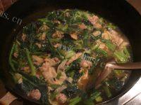 美味的肉丸菠菜汤