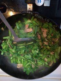 家常菜芹菜炒肉做法图解8)