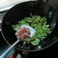 口感饱满的肉末苦瓜做法图解7)