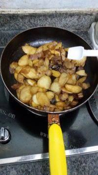 美味的茭白炒肉做法图解6)