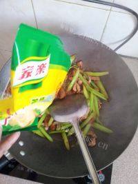 甘脆的西芹炒肉做法图解9)