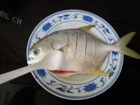 美味的清蒸金鲳鱼做法图解2)