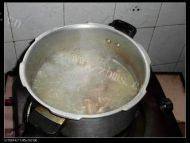 美味的萝卜大骨汤做法图解4)